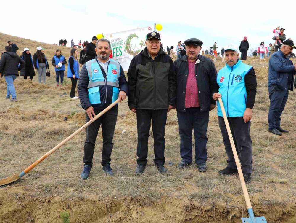 TARIM VE ORMAN BAKANLIĞI ORGANİZASYONUNDA 11 KASIM MİLLİ AĞAÇLANDIRMA GÜNÜ ETKİNLİKLERİ KAPSAMINDA "GELECEĞE NEFES CUMHURİYETE NEFES" KONSEPTİYLE BABERTİ KÜLLİYESİ'NDE OLUŞTURULAN AĞAÇLANDIRMA ALANINDA TÖREN DÜZENLENDİ