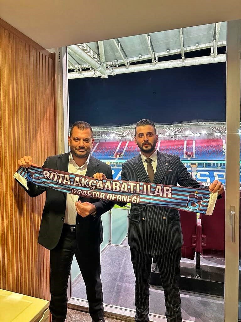 TRABZONSPOR BAŞKANI ERTUĞRUL DOĞAN’A İSMİNİN YAZILI OLDUĞU İŞLEMELİ KILIÇ HEDİYE EDİLDİ