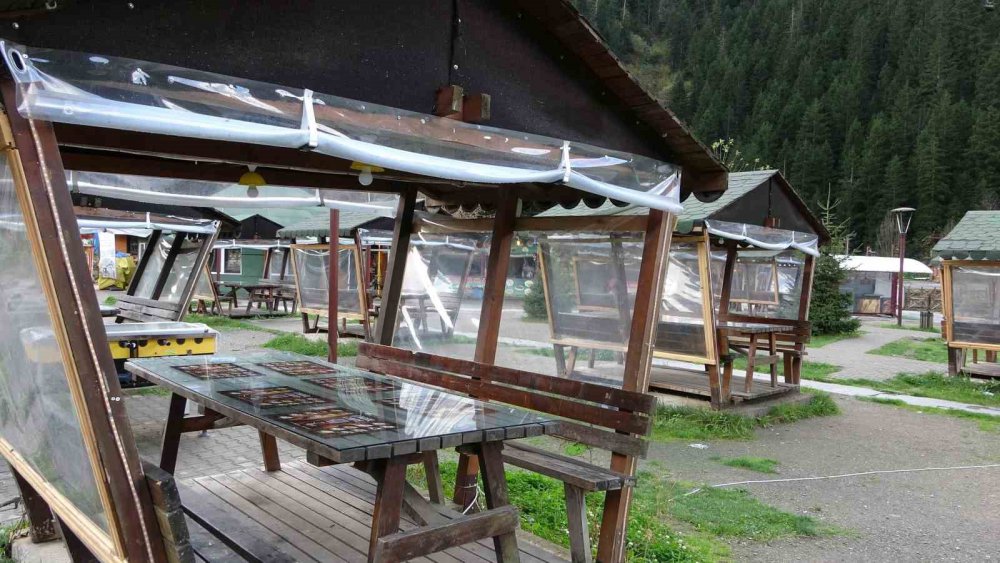 TRABZON'UN ÇAYKARA İLÇESİNE BAĞLI DOĞAL GÜZELLİKLERİ İLE DÜNYACA ÜNLÜ UZUNGÖL, YAZ SEZONUNDA ON BİNLERCE KİŞİYİ AĞIRLARKEN SONBAHAR MEVSİMİNİN GİRMESİYLE BİRLİKTE EN SAKİN GÜNLERİNİ YAŞIYOR