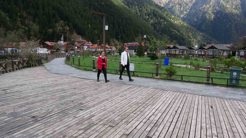 TRABZON'UN ÇAYKARA İLÇESİNE BAĞLI DOĞAL GÜZELLİKLERİ İLE DÜNYACA ÜNLÜ UZUNGÖL, YAZ SEZONUNDA ON BİNLERCE KİŞİYİ AĞIRLARKEN SONBAHAR MEVSİMİNİN GİRMESİYLE BİRLİKTE EN SAKİN GÜNLERİNİ YAŞIYOR