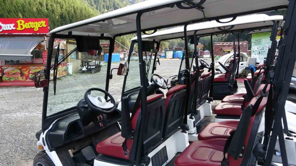 TRABZON'UN ÇAYKARA İLÇESİNE BAĞLI DOĞAL GÜZELLİKLERİ İLE DÜNYACA ÜNLÜ UZUNGÖL, YAZ SEZONUNDA ON BİNLERCE KİŞİYİ AĞIRLARKEN SONBAHAR MEVSİMİNİN GİRMESİYLE BİRLİKTE EN SAKİN GÜNLERİNİ YAŞIYOR