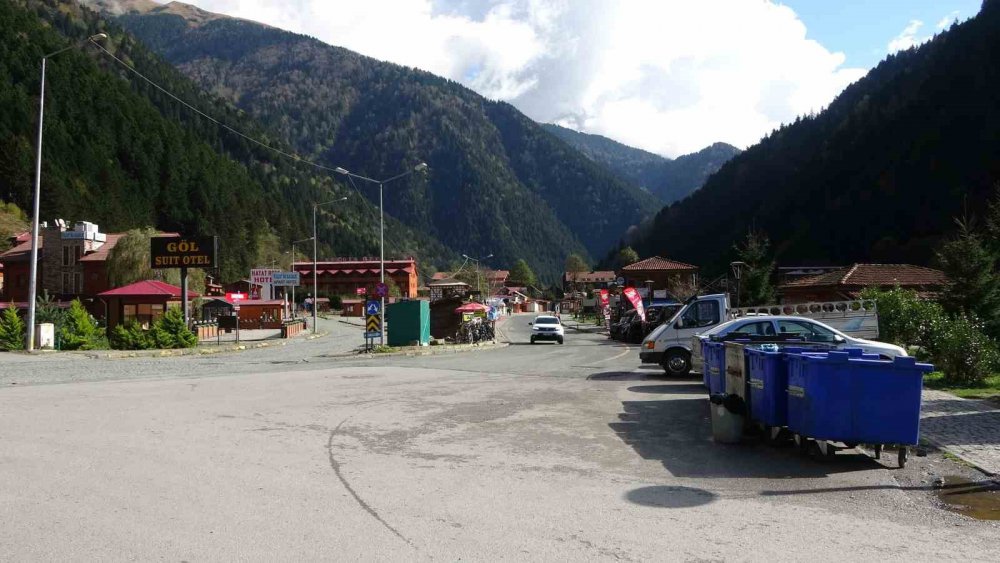 TRABZON'UN ÇAYKARA İLÇESİNE BAĞLI DOĞAL GÜZELLİKLERİ İLE DÜNYACA ÜNLÜ UZUNGÖL, YAZ SEZONUNDA ON BİNLERCE KİŞİYİ AĞIRLARKEN SONBAHAR MEVSİMİNİN GİRMESİYLE BİRLİKTE EN SAKİN GÜNLERİNİ YAŞIYOR