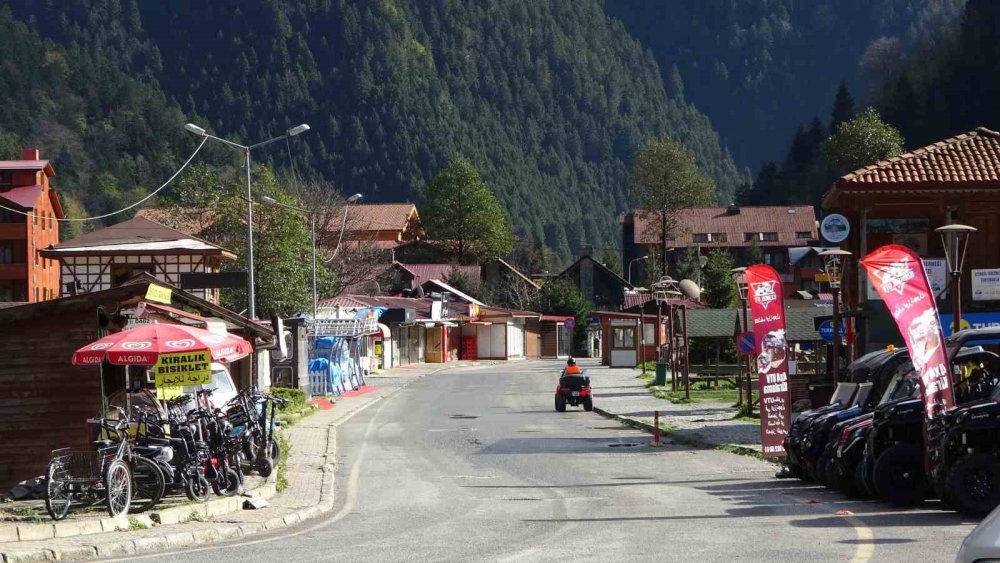 TRABZON'UN ÇAYKARA İLÇESİNE BAĞLI DOĞAL GÜZELLİKLERİ İLE DÜNYACA ÜNLÜ UZUNGÖL, YAZ SEZONUNDA ON BİNLERCE KİŞİYİ AĞIRLARKEN SONBAHAR MEVSİMİNİN GİRMESİYLE BİRLİKTE EN SAKİN GÜNLERİNİ YAŞIYOR