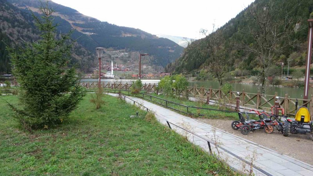 TRABZON'UN ÇAYKARA İLÇESİNE BAĞLI DOĞAL GÜZELLİKLERİ İLE DÜNYACA ÜNLÜ UZUNGÖL, YAZ SEZONUNDA ON BİNLERCE KİŞİYİ AĞIRLARKEN SONBAHAR MEVSİMİNİN GİRMESİYLE BİRLİKTE EN SAKİN GÜNLERİNİ YAŞIYOR