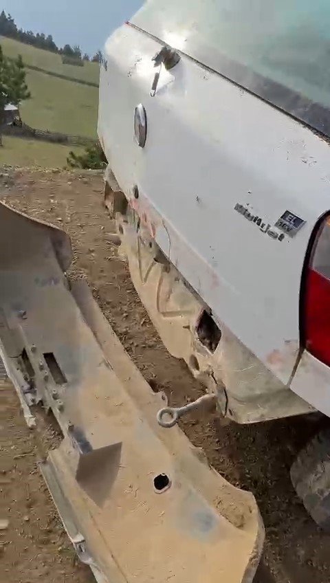 GÜMÜŞHANE'NİN TORUL İLÇESİNE BAĞLI YÜCEBELEN KÖYÜNDE AÇ AYI OTOMOBİLİN CAMINI KIRIP İÇİNE GİRİP HAYVAN YEMLERİNİ MİDEYE İNDİRDİ