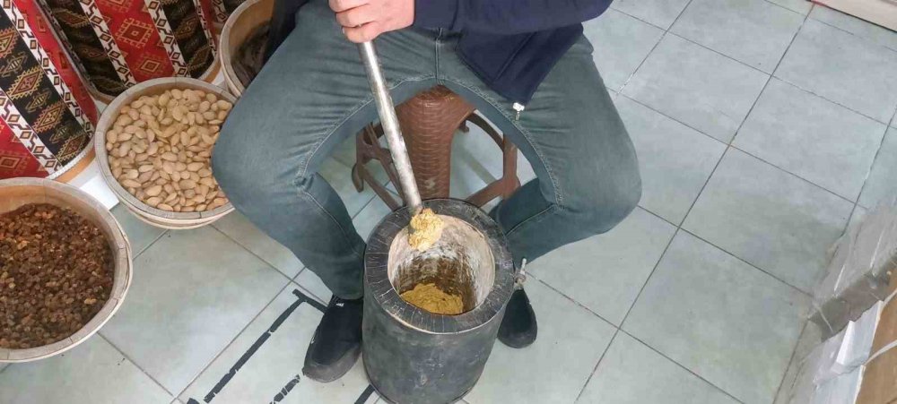 GİRESUN'UN ŞEBİNKARAHİSAR İLÇESİNDE FINDIK ÜRETİLMİYOR AMA KENDİSİNE ÖZGÜ DÖVME FINDIK HELVASI BULUNUYOR