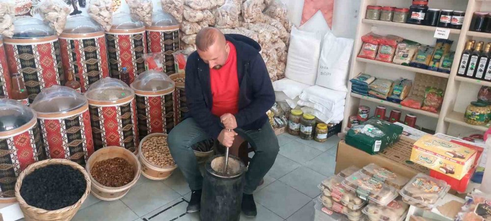 GİRESUN'UN ŞEBİNKARAHİSAR İLÇESİNDE FINDIK ÜRETİLMİYOR AMA KENDİSİNE ÖZGÜ DÖVME FINDIK HELVASI BULUNUYOR