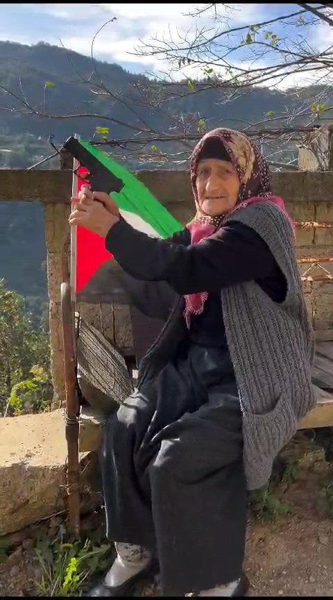 RİZE'DE 93 YAŞINDAKİ EMİNE ERDEM'İN İSRAİL'E KARŞI ELİNDE SİLAHLA ÇEKİLEN VİDEOSU SOSYAL MEDYADA HERKESİN BEĞENİSİNİ TOPLADI