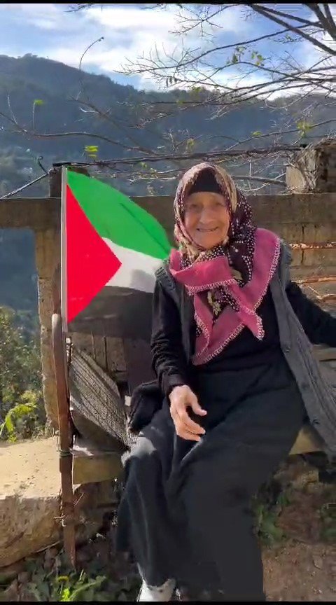 RİZE'DE 93 YAŞINDAKİ EMİNE ERDEM'İN İSRAİL'E KARŞI ELİNDE SİLAHLA ÇEKİLEN VİDEOSU SOSYAL MEDYADA HERKESİN BEĞENİSİNİ TOPLADI