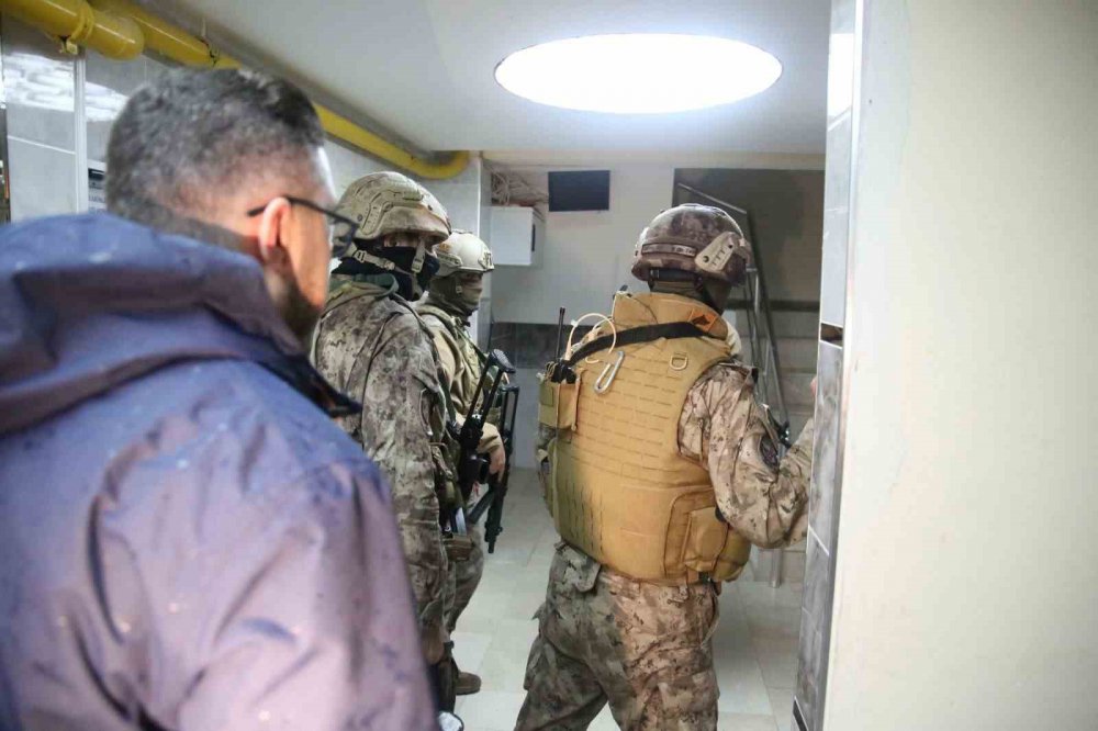 SAMSUN'DA MERKEZLİ BOLU VE TRABZON İLLERİNİ KAPSAYAN ARAÇLARDAN MAZOT HIRSIZLIĞI OPERASYONU İLE İLGİLİ 6 KİŞİ GÖZALTINA ALINDI