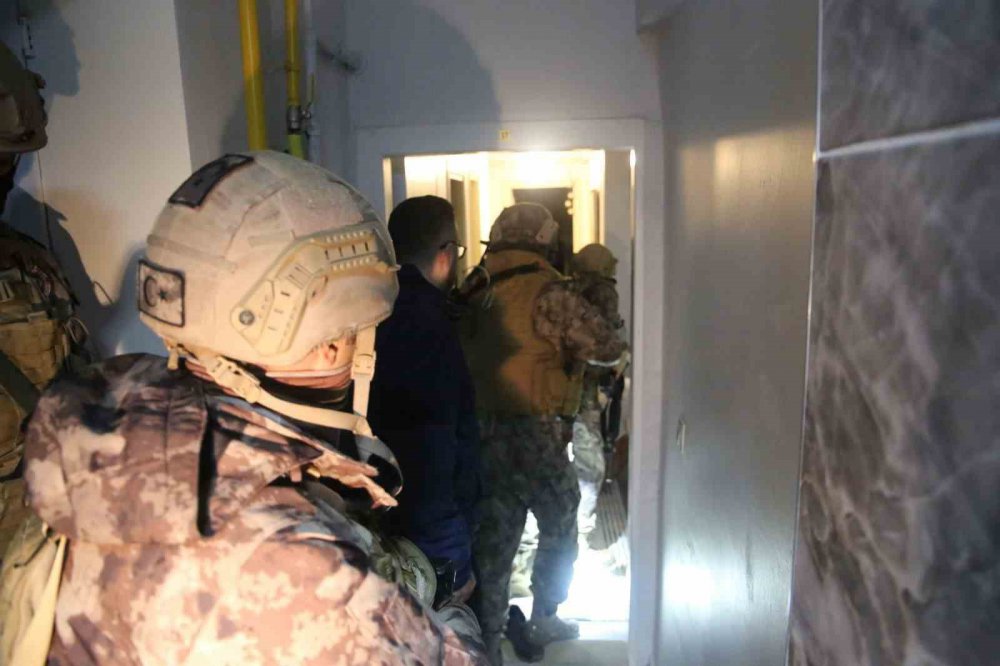 SAMSUN'DA MERKEZLİ BOLU VE TRABZON İLLERİNİ KAPSAYAN ARAÇLARDAN MAZOT HIRSIZLIĞI OPERASYONU İLE İLGİLİ 6 KİŞİ GÖZALTINA ALINDI