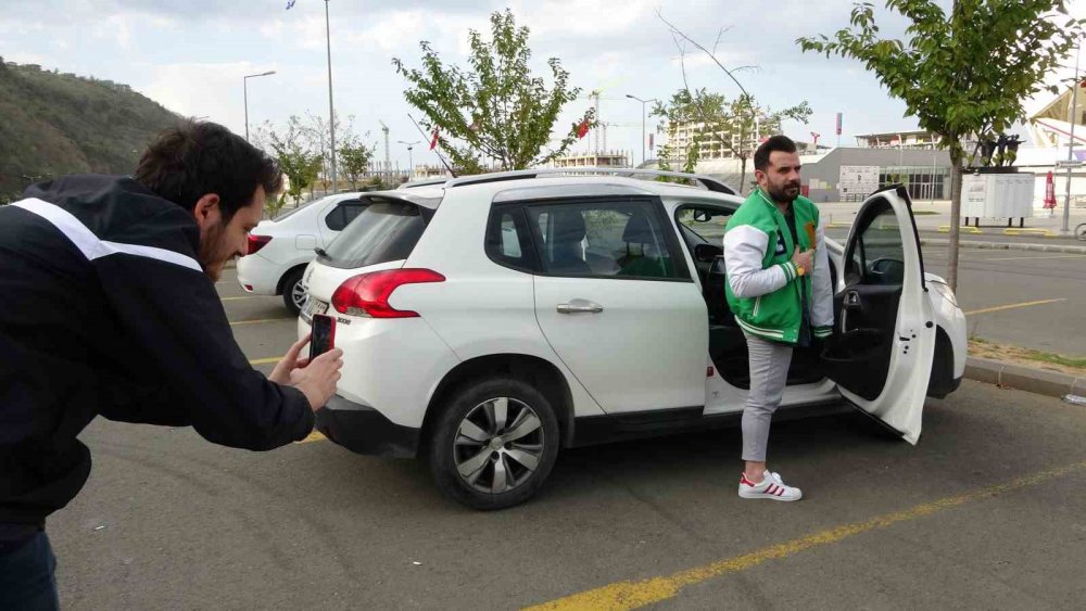 TRABZON'DA 7 YAŞINDA MOTOSİKLETİN ÇARPMASI SONUCU SAĞ BACAĞI VE SOL KOLUNU KAYBEDEN 29 YAŞINDAKİ MURAT ÇABUK, ENGELLERE RAĞMEN HAYATA TUTUNARAK FENOMEN OLDU