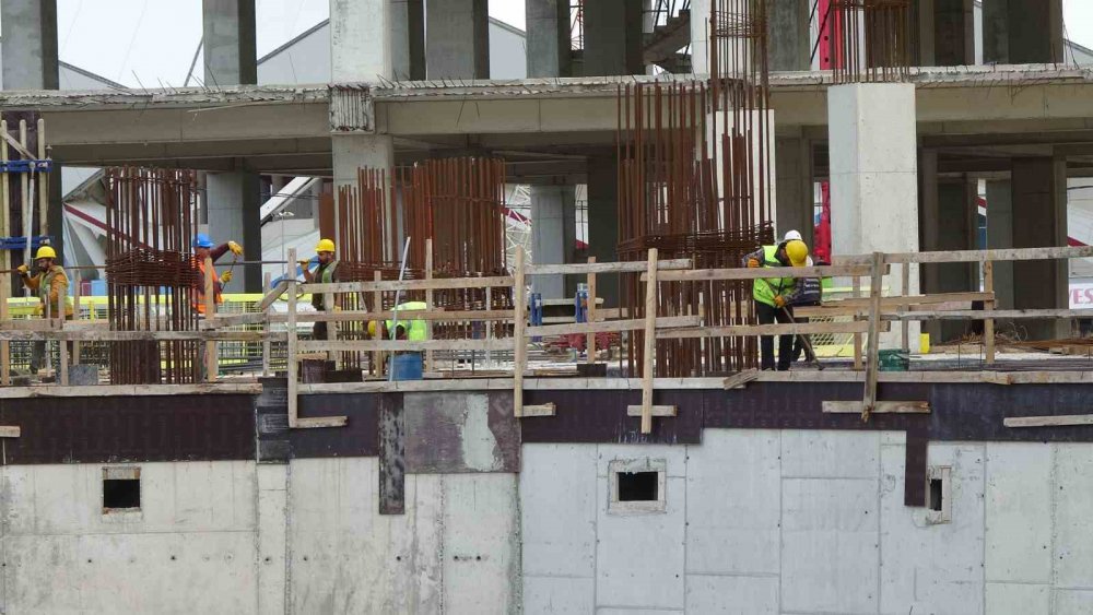 TRABZON'DA ŞENOL GÜNEŞ SPOR KOMPLEKSİ'NİN YANINDAKİ DOLGU ALANINDA 900 YATAKLI ŞEHİR HASTANESİ'NİN İNŞAATI DEVAM EDİYOR. İL SAĞLIK MÜDÜRÜ DR. HAKAN USTA, ŞEHİR HASTANESİ'NİN 2025 ŞUBAT AYINDA HİZMETE GİRMESİNİN HEDEFLENİYOR