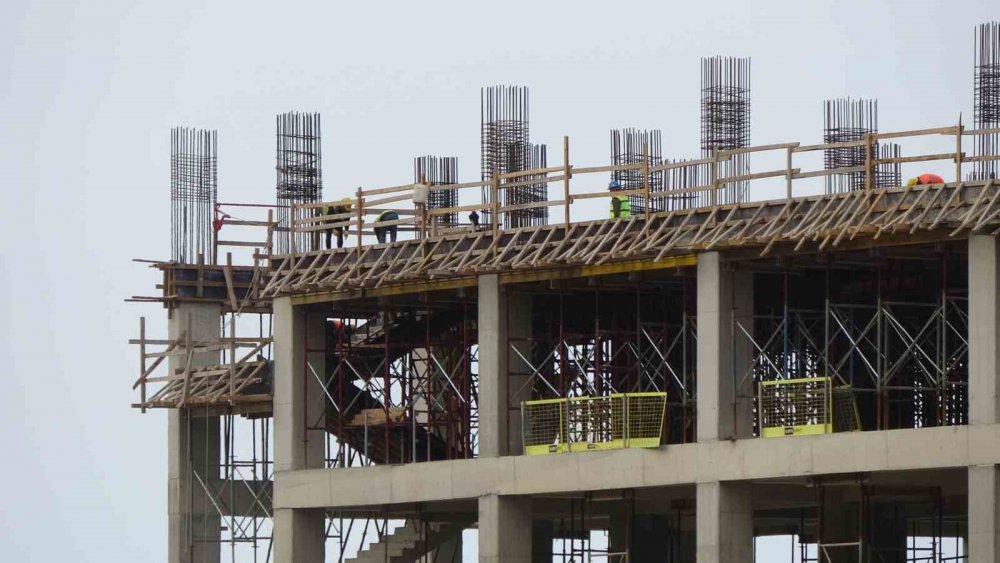 TRABZON'DA ŞENOL GÜNEŞ SPOR KOMPLEKSİ'NİN YANINDAKİ DOLGU ALANINDA 900 YATAKLI ŞEHİR HASTANESİ'NİN İNŞAATI DEVAM EDİYOR. İL SAĞLIK MÜDÜRÜ DR. HAKAN USTA, ŞEHİR HASTANESİ'NİN 2025 ŞUBAT AYINDA HİZMETE GİRMESİNİN HEDEFLENİYOR