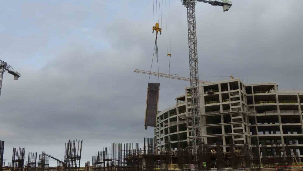 TRABZON'DA ŞENOL GÜNEŞ SPOR KOMPLEKSİ'NİN YANINDAKİ DOLGU ALANINDA 900 YATAKLI ŞEHİR HASTANESİ'NİN İNŞAATI DEVAM EDİYOR. İL SAĞLIK MÜDÜRÜ DR. HAKAN USTA, ŞEHİR HASTANESİ'NİN 2025 ŞUBAT AYINDA HİZMETE GİRMESİNİN HEDEFLENİYOR