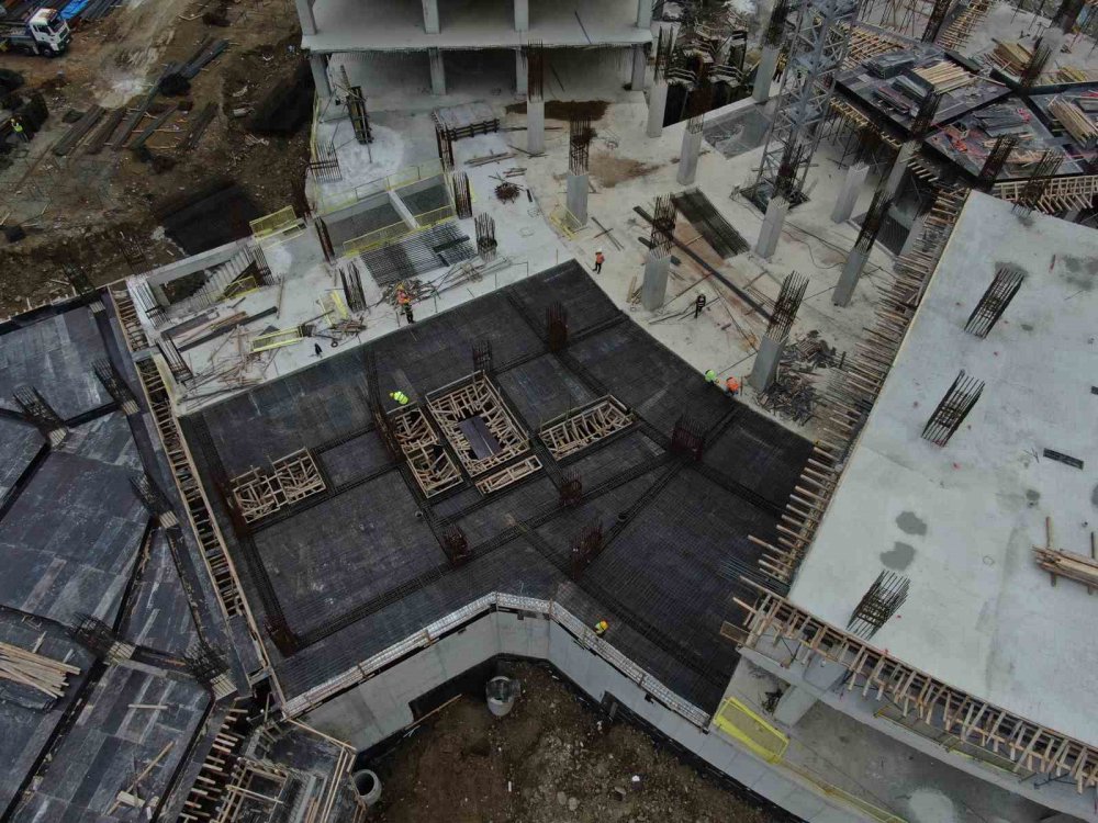 TRABZON'DA ŞENOL GÜNEŞ SPOR KOMPLEKSİ'NİN YANINDAKİ DOLGU ALANINDA 900 YATAKLI ŞEHİR HASTANESİ'NİN İNŞAATI DEVAM EDİYOR. İL SAĞLIK MÜDÜRÜ DR. HAKAN USTA, ŞEHİR HASTANESİ'NİN 2025 ŞUBAT AYINDA HİZMETE GİRMESİNİN HEDEFLENİYOR