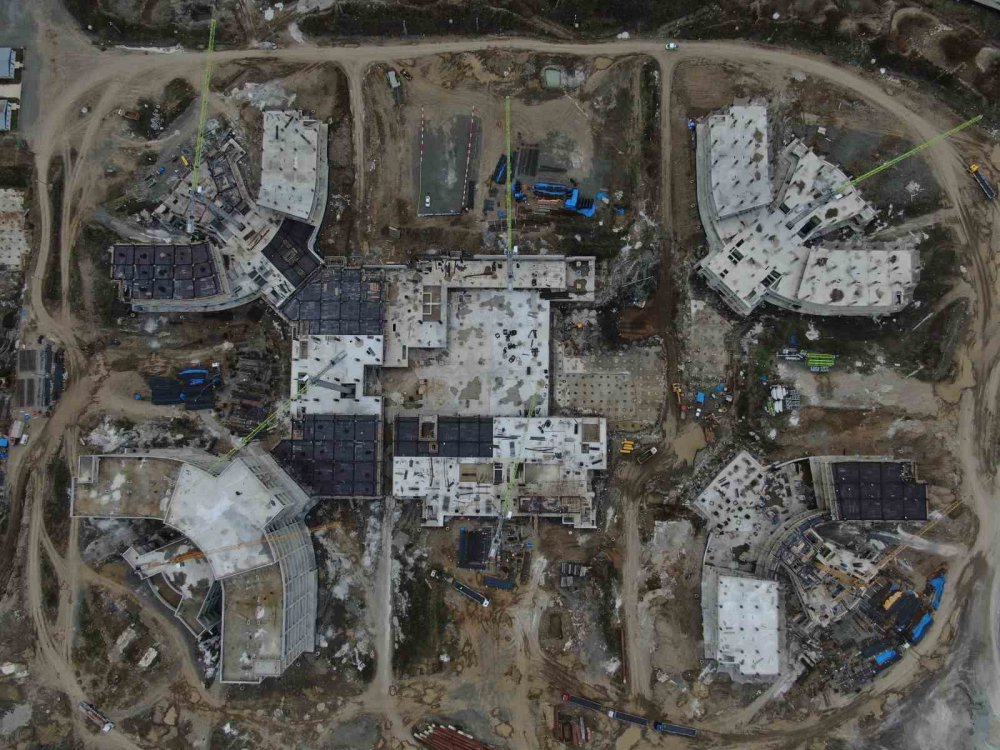 TRABZON'DA ŞENOL GÜNEŞ SPOR KOMPLEKSİ'NİN YANINDAKİ DOLGU ALANINDA 900 YATAKLI ŞEHİR HASTANESİ'NİN İNŞAATI DEVAM EDİYOR. İL SAĞLIK MÜDÜRÜ DR. HAKAN USTA, ŞEHİR HASTANESİ'NİN 2025 ŞUBAT AYINDA HİZMETE GİRMESİNİN HEDEFLENİYOR