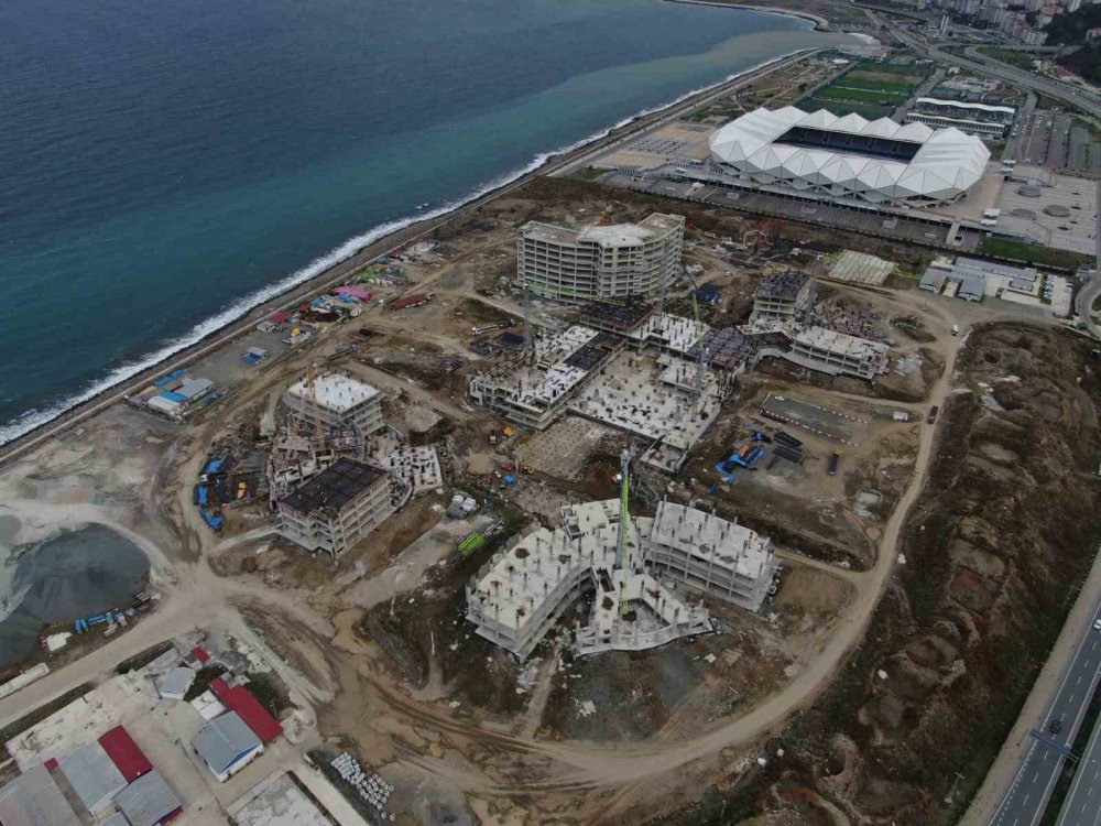 TRABZON'DA ŞENOL GÜNEŞ SPOR KOMPLEKSİ'NİN YANINDAKİ DOLGU ALANINDA 900 YATAKLI ŞEHİR HASTANESİ'NİN İNŞAATI DEVAM EDİYOR. İL SAĞLIK MÜDÜRÜ DR. HAKAN USTA, ŞEHİR HASTANESİ'NİN 2025 ŞUBAT AYINDA HİZMETE GİRMESİNİN HEDEFLENİYOR