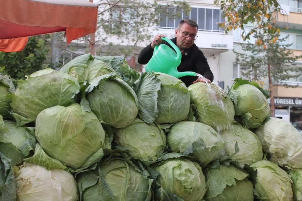 BAYBURT'TA KIŞ AYLARININ VAZGEÇİLMEZ LEZZETİ OLAN ORGANİK BAYBURT LAHANALARI TEZGAHLARDA YERİNİ ALDI