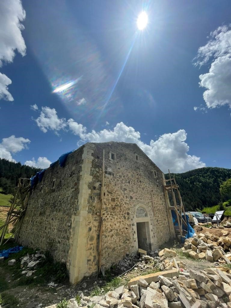 GİRESUN'UN ALUCRA İLÇESİNDE 19. YÜZYILDA YAPILDIĞI TAHMİN EDİLEN ÇAKRAK KİLİSESİ, GİRESUN İL ÖZEL İDARESİ TARAFINDAN ASLINA UYGUN ŞEKİLDE RESTORE EDİLİYOR