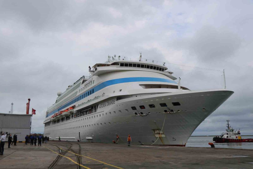 KRUVAZİYER TURİZMİNİN BAŞLADIĞI SAMSUN'DA 856 TURİST VE 424 PERSONELİ TAŞIYAN ASTORİA GRANDE İSİMLİ KRUVAZİYER GEMİSİ, 14 GÜN SONRA YENİDEN GELDİĞİ SAMSUN LİMANI'NDA ÇİÇEKLER VE KIRMIZI HALI İLE KARŞILANDI