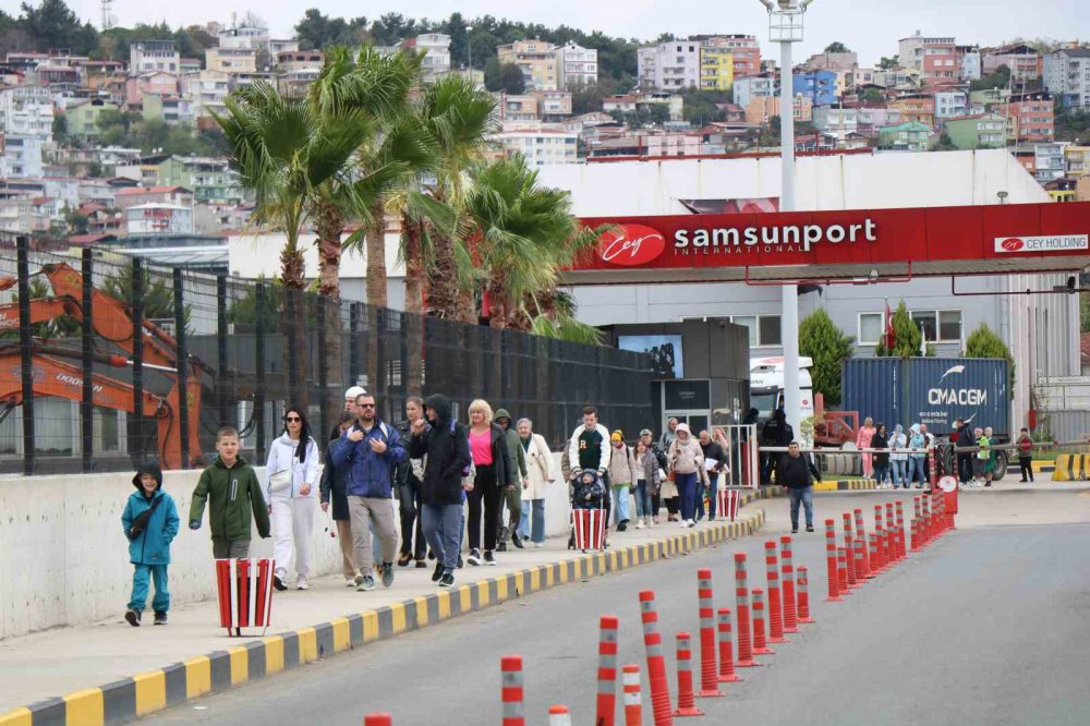 KRUVAZİYER TURİZMİNİN BAŞLADIĞI SAMSUN'DA 856 TURİST VE 424 PERSONELİ TAŞIYAN ASTORİA GRANDE İSİMLİ KRUVAZİYER GEMİSİ, 14 GÜN SONRA YENİDEN GELDİĞİ SAMSUN LİMANI'NDA ÇİÇEKLER VE KIRMIZI HALI İLE KARŞILANDI