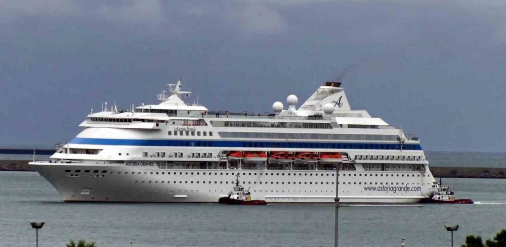 KRUVAZİYER TURİZMİNİN BAŞLADIĞI SAMSUN'DA 856 TURİST VE 424 PERSONELİ TAŞIYAN ASTORİA GRANDE İSİMLİ KRUVAZİYER GEMİSİ, 14 GÜN SONRA YENİDEN GELDİĞİ SAMSUN LİMANI'NDA ÇİÇEKLER VE KIRMIZI HALI İLE KARŞILANDI