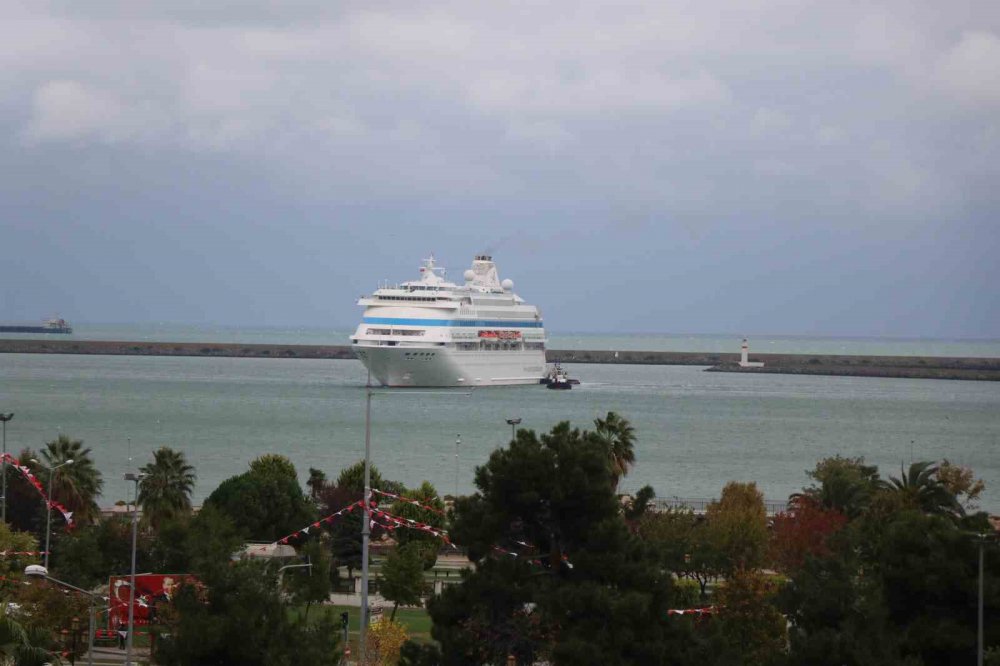 KRUVAZİYER TURİZMİNİN BAŞLADIĞI SAMSUN'DA 856 TURİST VE 424 PERSONELİ TAŞIYAN ASTORİA GRANDE İSİMLİ KRUVAZİYER GEMİSİ, 14 GÜN SONRA YENİDEN GELDİĞİ SAMSUN LİMANI'NDA ÇİÇEKLER VE KIRMIZI HALI İLE KARŞILANDI