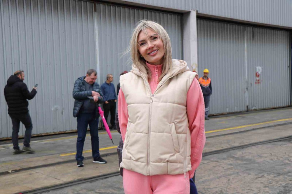 KRUVAZİYER TURİZMİNİN BAŞLADIĞI SAMSUN'DA 856 TURİST VE 424 PERSONELİ TAŞIYAN ASTORİA GRANDE İSİMLİ KRUVAZİYER GEMİSİ, 14 GÜN SONRA YENİDEN GELDİĞİ SAMSUN LİMANI'NDA ÇİÇEKLER VE KIRMIZI HALI İLE KARŞILANDI