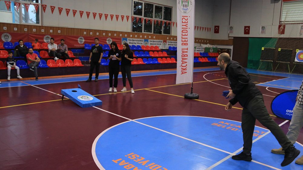 AKÇAABAT BELEDİYESİ GENÇLİK VE SPOR MERKEZİ'NDE ÖĞRETMENLER ARASINDA DÜZENLENEN KUYU YARIŞMASI, KIYASIYA MÜCADELELERE VE RENKLİ GÖRÜNTÜLERE SAHNE OLDU