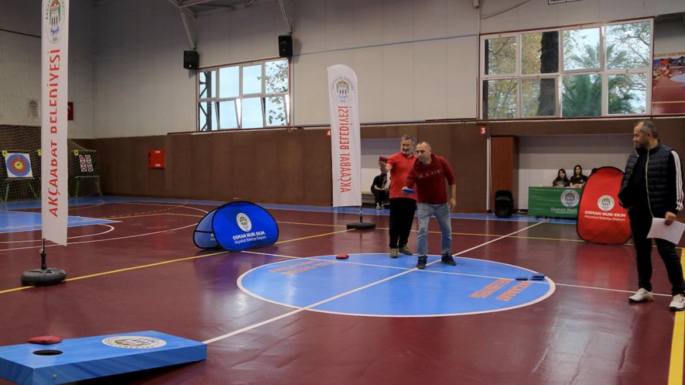 AKÇAABAT BELEDİYESİ GENÇLİK VE SPOR MERKEZİ'NDE ÖĞRETMENLER ARASINDA DÜZENLENEN KUYU YARIŞMASI, KIYASIYA MÜCADELELERE VE RENKLİ GÖRÜNTÜLERE SAHNE OLDU