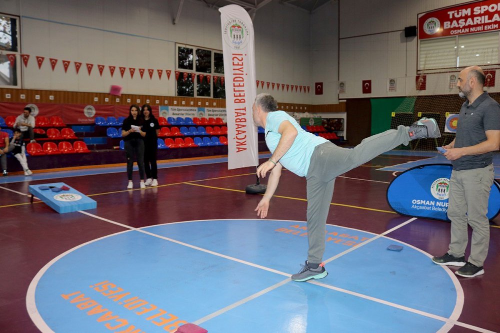 AKÇAABAT BELEDİYESİ GENÇLİK VE SPOR MERKEZİ'NDE ÖĞRETMENLER ARASINDA DÜZENLENEN KUYU YARIŞMASI, KIYASIYA MÜCADELELERE VE RENKLİ GÖRÜNTÜLERE SAHNE OLDU