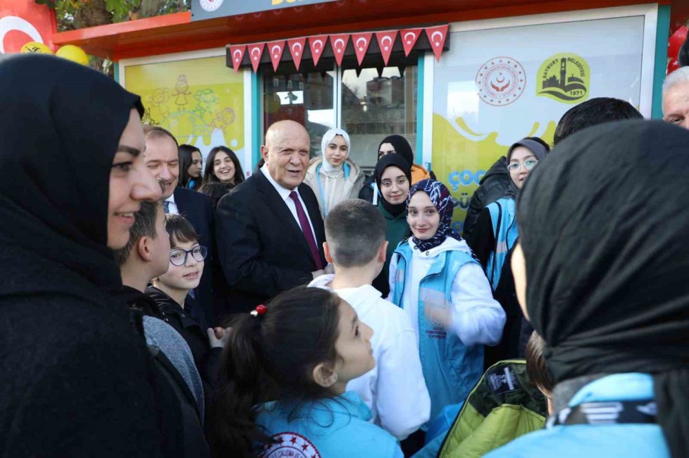 BAYBURT’TA ÇOCUKLARIN EĞİTİM, KORUMA, DÜŞÜNCE ÖZGÜRLÜĞÜ, ADALET, SAĞLIK, OYUN GİBİ HAKLARINA DİKKAT ÇEKMEK AMACIYLA ÇOCUK HAKLARI DURAĞI AÇILDI