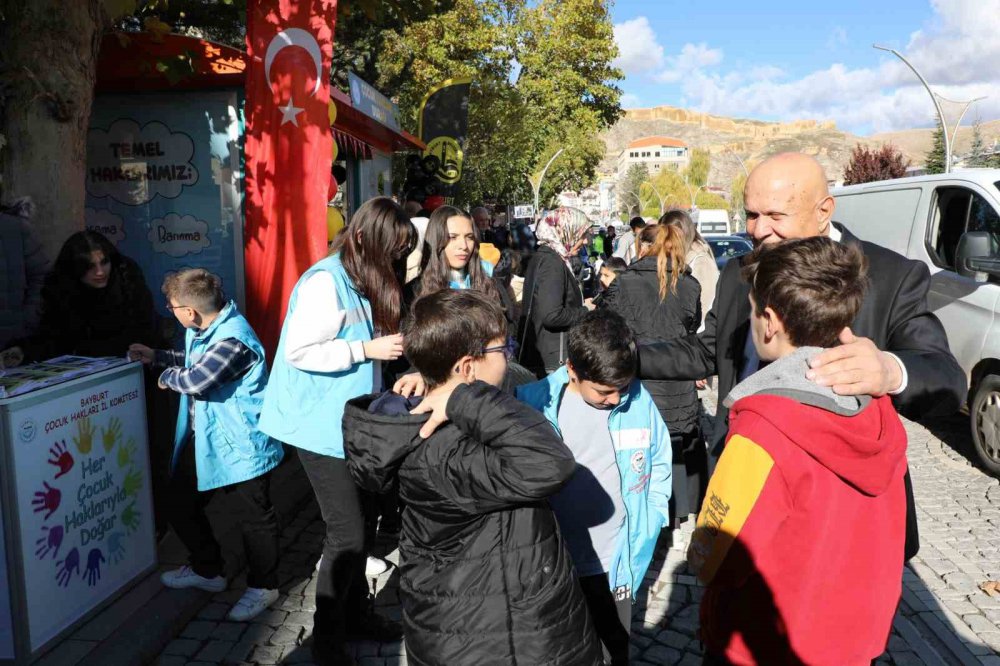 BAYBURT’TA ÇOCUKLARIN EĞİTİM, KORUMA, DÜŞÜNCE ÖZGÜRLÜĞÜ, ADALET, SAĞLIK, OYUN GİBİ HAKLARINA DİKKAT ÇEKMEK AMACIYLA ÇOCUK HAKLARI DURAĞI AÇILDI