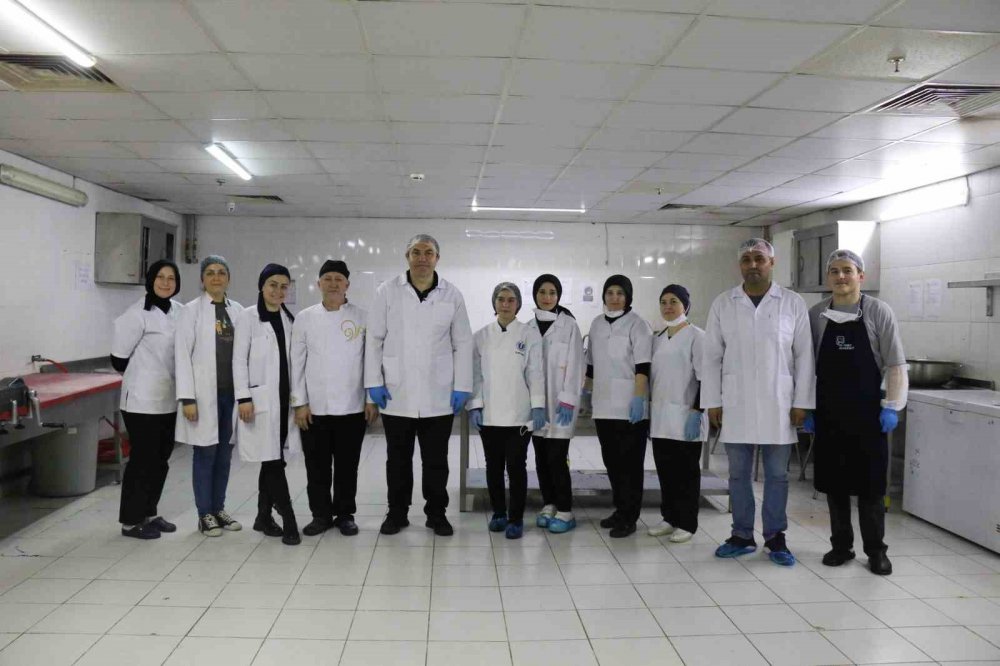 ORDU GENÇLİK VE SPOR İL MÜDÜRÜ MUSTAFA GENÇ, BİN 713 ÖĞRENCİNİN KALDIĞI LEBİBE ERGİN KARLIBEL KIZ ÖĞRENCİ YURDU'NDA MUTFAĞA GİREREK, ÖĞRENCİLER İÇİN YEMEK HAZIRLANMASINA YARDIM ETTİ