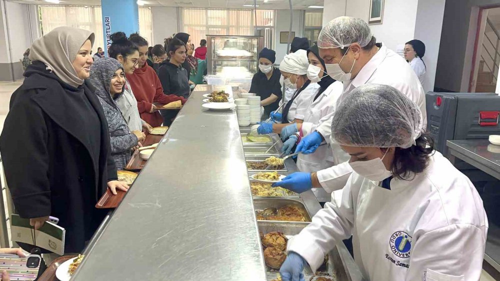 ORDU GENÇLİK VE SPOR İL MÜDÜRÜ MUSTAFA GENÇ, BİN 713 ÖĞRENCİNİN KALDIĞI LEBİBE ERGİN KARLIBEL KIZ ÖĞRENCİ YURDU'NDA MUTFAĞA GİREREK, ÖĞRENCİLER İÇİN YEMEK HAZIRLANMASINA YARDIM ETTİ