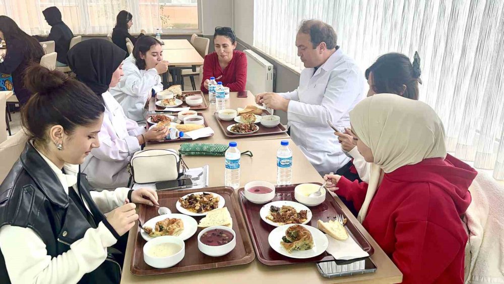 ORDU GENÇLİK VE SPOR İL MÜDÜRÜ MUSTAFA GENÇ, BİN 713 ÖĞRENCİNİN KALDIĞI LEBİBE ERGİN KARLIBEL KIZ ÖĞRENCİ YURDU'NDA MUTFAĞA GİREREK, ÖĞRENCİLER İÇİN YEMEK HAZIRLANMASINA YARDIM ETTİ