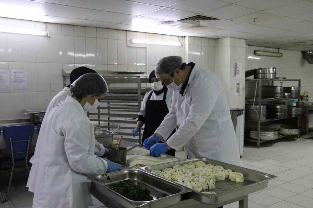 ORDU GENÇLİK VE SPOR İL MÜDÜRÜ MUSTAFA GENÇ, BİN 713 ÖĞRENCİNİN KALDIĞI LEBİBE ERGİN KARLIBEL KIZ ÖĞRENCİ YURDU'NDA MUTFAĞA GİREREK, ÖĞRENCİLER İÇİN YEMEK HAZIRLANMASINA YARDIM ETTİ