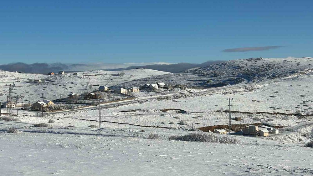 ORDU'NUN KABADÜZ İLÇESİNDE BULUNAN ÇAMBAŞI YAYLASI'NA MEVSİMİN İLK KARI DÜŞTÜ