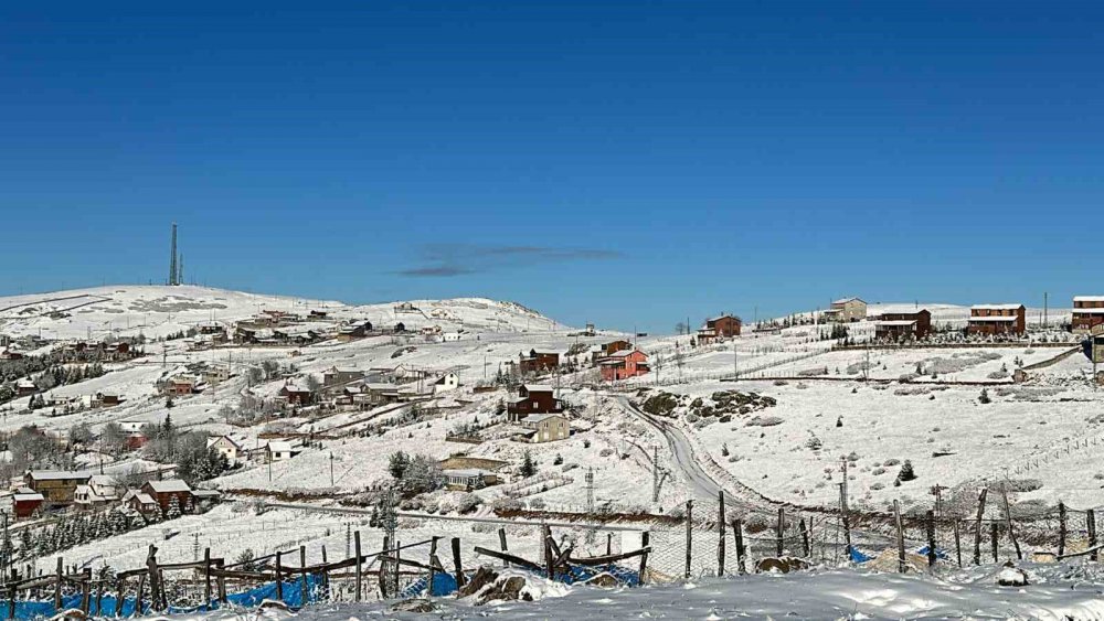 ORDU'NUN KABADÜZ İLÇESİNDE BULUNAN ÇAMBAŞI YAYLASI'NA MEVSİMİN İLK KARI DÜŞTÜ