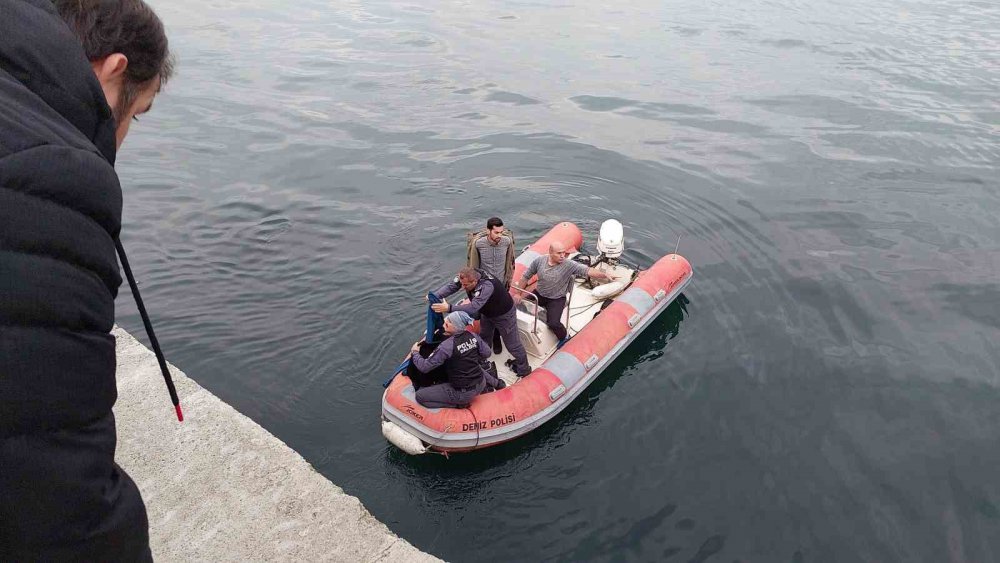 RİZE MERKEZ SAHİL DOLGU ALANI'NDA ABLASIYLA YÜRÜDÜĞÜ SIRADA DENGESİNİ KAYBEDEN 11 YAŞINDAKİ B.Ç.  DENİZE DÜŞTÜ. RİZE LİMANINDAN ÇIKIŞ YAPAN SAHİL GÜVENLİK BOTUNUN GELMESİYLE ÇOCUK BULUNDUĞU YERDEN ALINARAK KURTARILDI