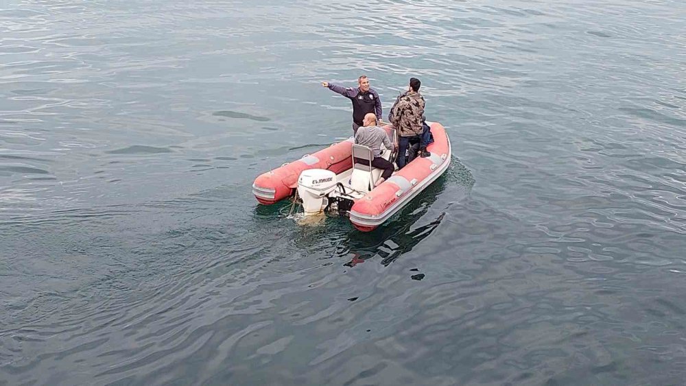 RİZE MERKEZ SAHİL DOLGU ALANI'NDA ABLASIYLA YÜRÜDÜĞÜ SIRADA DENGESİNİ KAYBEDEN 11 YAŞINDAKİ B.Ç.  DENİZE DÜŞTÜ. RİZE LİMANINDAN ÇIKIŞ YAPAN SAHİL GÜVENLİK BOTUNUN GELMESİYLE ÇOCUK BULUNDUĞU YERDEN ALINARAK KURTARILDI