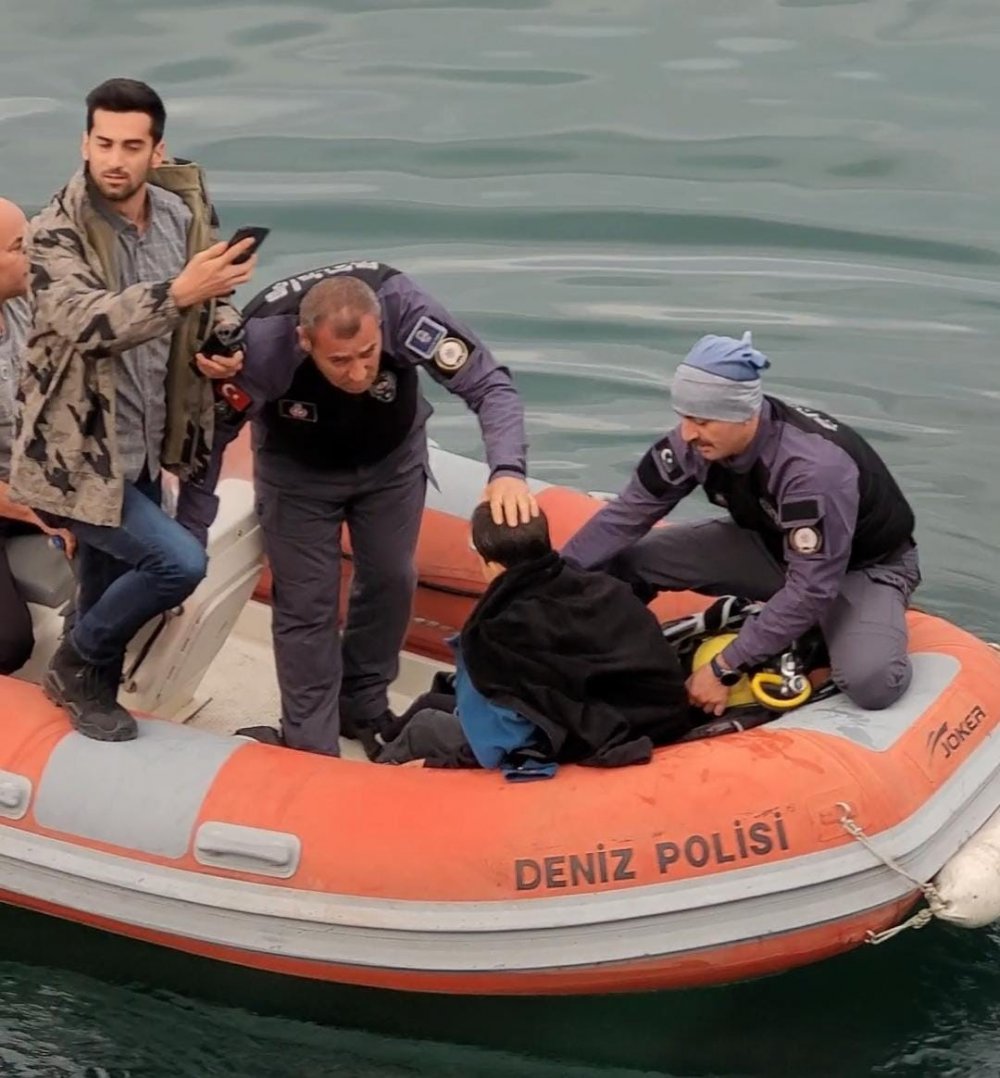 RİZE MERKEZ SAHİL DOLGU ALANI'NDA ABLASIYLA YÜRÜDÜĞÜ SIRADA DENGESİNİ KAYBEDEN 11 YAŞINDAKİ B.Ç.  DENİZE DÜŞTÜ. RİZE LİMANINDAN ÇIKIŞ YAPAN SAHİL GÜVENLİK BOTUNUN GELMESİYLE ÇOCUK BULUNDUĞU YERDEN ALINARAK KURTARILDI