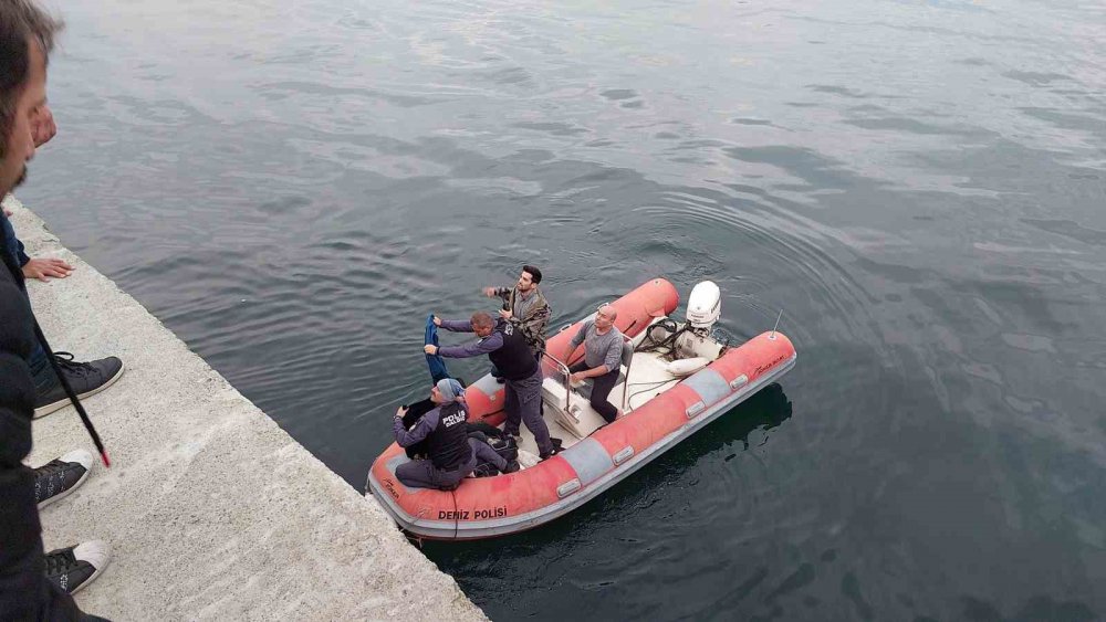 RİZE MERKEZ SAHİL DOLGU ALANI'NDA ABLASIYLA YÜRÜDÜĞÜ SIRADA DENGESİNİ KAYBEDEN 11 YAŞINDAKİ B.Ç.  DENİZE DÜŞTÜ. RİZE LİMANINDAN ÇIKIŞ YAPAN SAHİL GÜVENLİK BOTUNUN GELMESİYLE ÇOCUK BULUNDUĞU YERDEN ALINARAK KURTARILDI