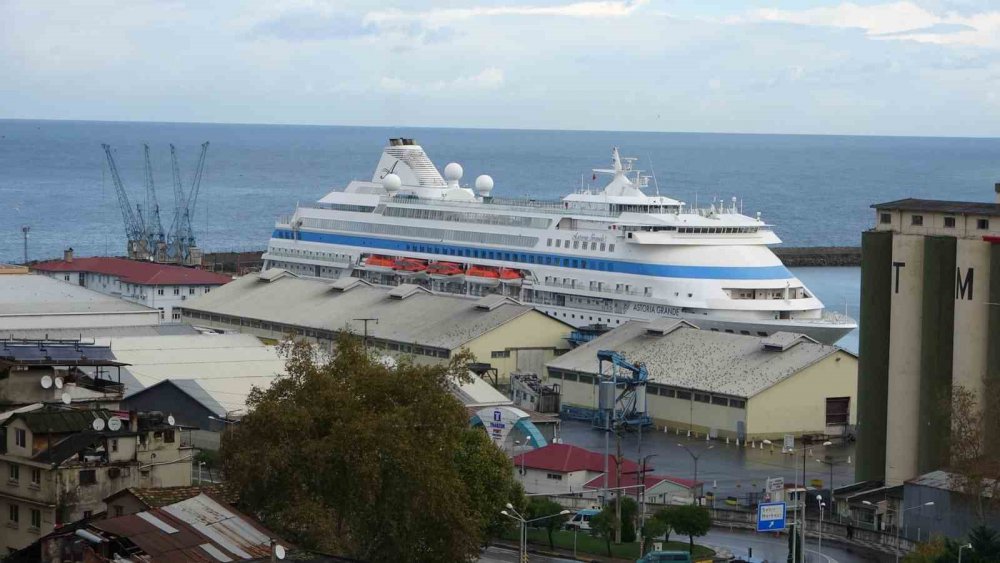 TRABZON KRUVAZİYER GEMİ İLE ŞEHRE RUS TURİSTLERİ AĞIRLIYOR. BU YIL SONUNA KADAR TOPLAM 20 SEFER YAPMASI PLANLANAN "ASTORİA GRANDE" ADLI KRUVAZİYER GEMİSİ TRABZON LİMANINA DEMİR ATARKEN, GEMİDE 856 RUS TURİST BULUNUYOR