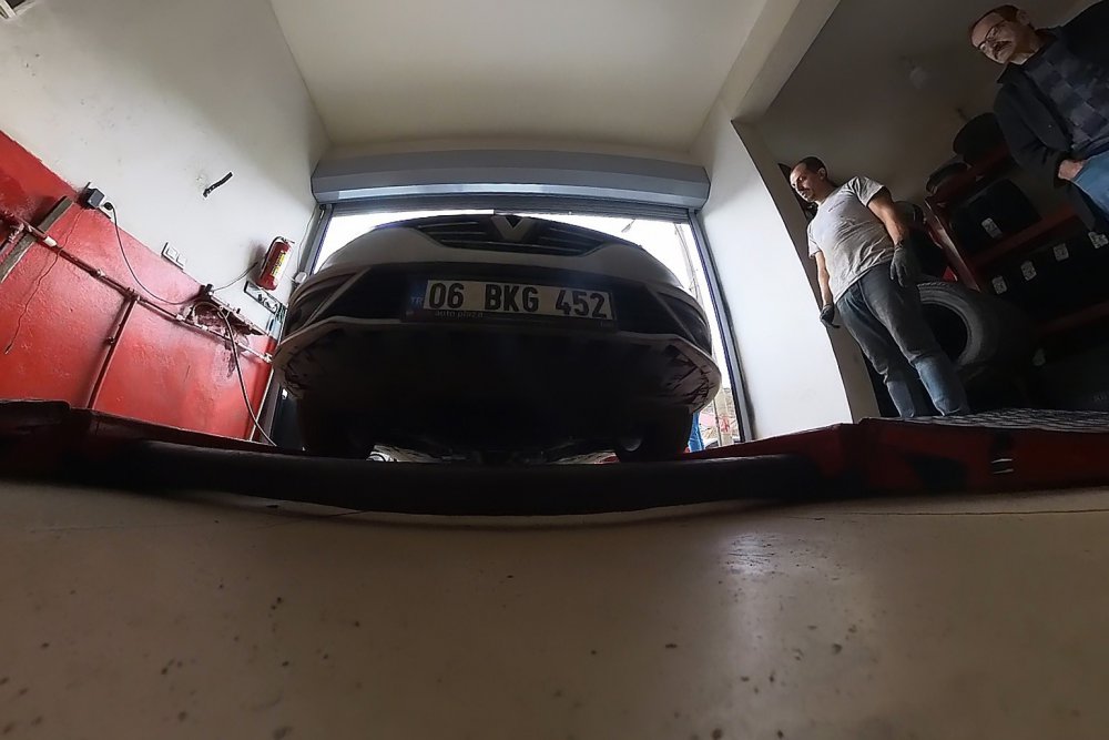 GÜMÜŞHANE'DE METEOROLOJİ'NİN KAR VE FIRTINA UYARISININ ARDINDAN OTO LASTİKÇİLERDE KIŞ LASTİĞİ TAKTIRMAK İSTEYEN VATANDAŞLAR UZUN KUYRUKLAR OLUŞTURDU