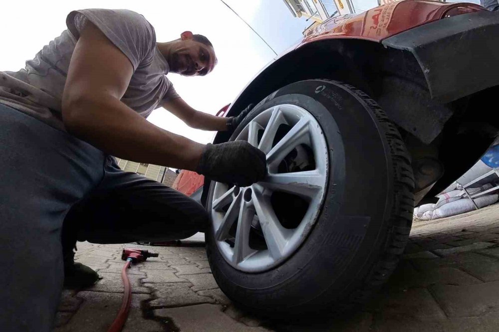 GÜMÜŞHANE'DE METEOROLOJİ'NİN KAR VE FIRTINA UYARISININ ARDINDAN OTO LASTİKÇİLERDE KIŞ LASTİĞİ TAKTIRMAK İSTEYEN VATANDAŞLAR UZUN KUYRUKLAR OLUŞTURDU