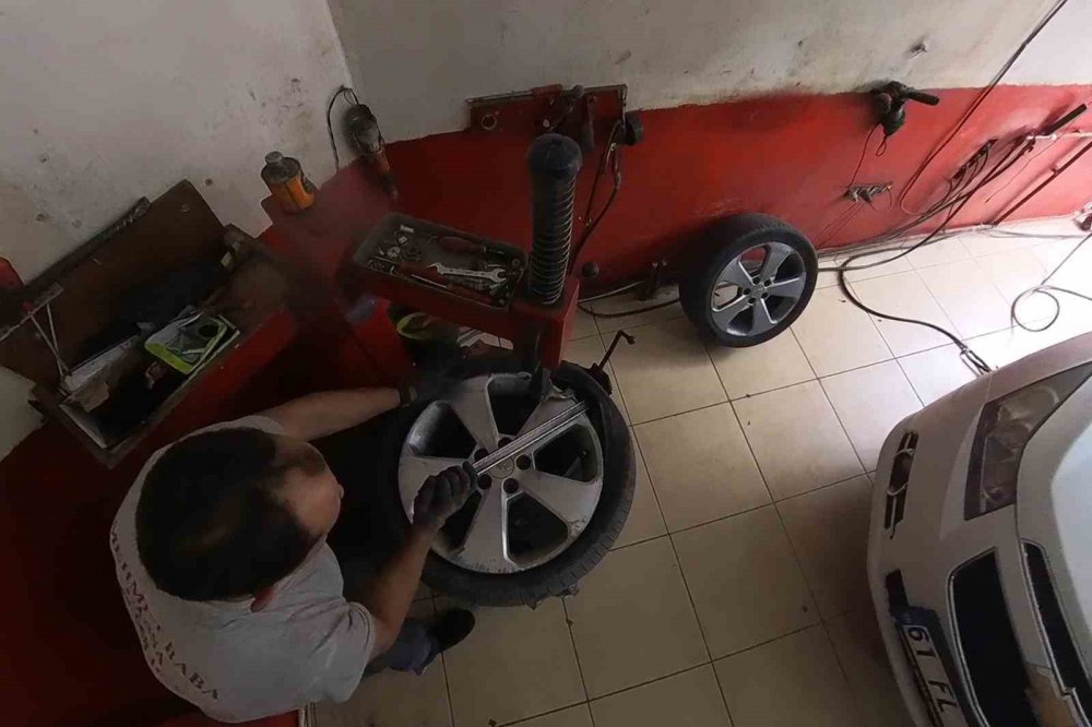 GÜMÜŞHANE'DE METEOROLOJİ'NİN KAR VE FIRTINA UYARISININ ARDINDAN OTO LASTİKÇİLERDE KIŞ LASTİĞİ TAKTIRMAK İSTEYEN VATANDAŞLAR UZUN KUYRUKLAR OLUŞTURDU