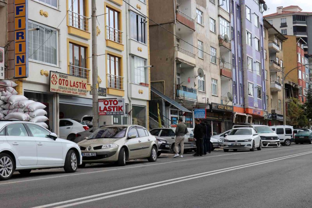 GÜMÜŞHANE'DE METEOROLOJİ'NİN KAR VE FIRTINA UYARISININ ARDINDAN OTO LASTİKÇİLERDE KIŞ LASTİĞİ TAKTIRMAK İSTEYEN VATANDAŞLAR UZUN KUYRUKLAR OLUŞTURDU