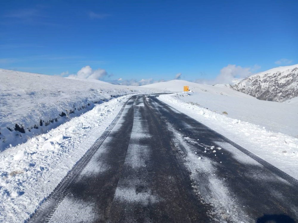 HAVA SICAKLIKLARININ GİDEREK DÜŞTÜĞÜ, KIŞ MEVSİMİNİN KENDİNİ İYİDEN İYİYE HİSSETTİRDİĞİ BAYBURT'TA, YÜKSEK KESİMLER YAĞAN KARLA BEYAZA BÜRÜNDÜ